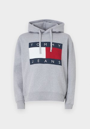 Szara bluza z kapturem z przednim wzorem logo, z czerwonymi i białymi prostokątnymi akcentami, z kapturem ze sznurkiem oraz ściągaczami przy mankietach i u dołu.