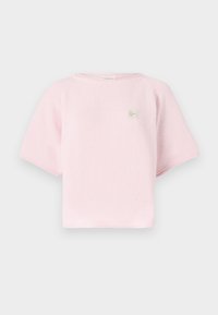 Lys rosa kortermet topp laget av strukturert stoff, med rund hals og en liten rektangulær logo på brystet.