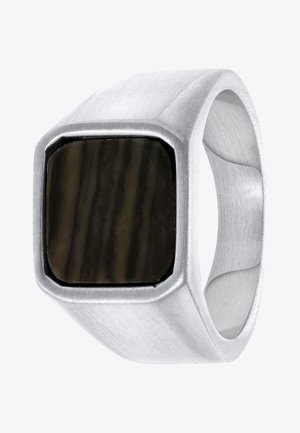 Zilverkleurige metalen ring met een rechthoekig donker stenen middelpunt, afgewerkt met een geborstelde afwerking en een hoekig ontwerp.