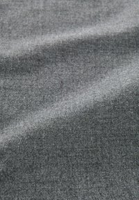 Grijze stof met een zachte textuur, met subtiele kleurvariaties en een glad, licht gekreukt oppervlak.