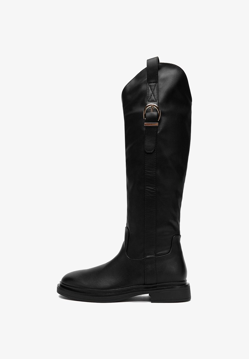 Czarne skórzane kozaki sięgające do kolan, z okrągłym noskiem, minimalistycznym wzorem, bocznym paskiem z klamrą i płaską gumową podeszwą.