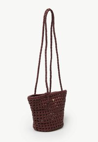 Flätad bordå tote-väska med två långa handtag, vävd design, öppen topp och subtil metallaccent vid kanten. Hållbar, strukturerad yta.