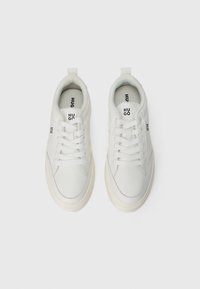Witte sportieve sneakers met een gladleren bovenwerk, ronde neus, vetersluiting en logo-detail aan de zijkant, met een gevoerde zool.