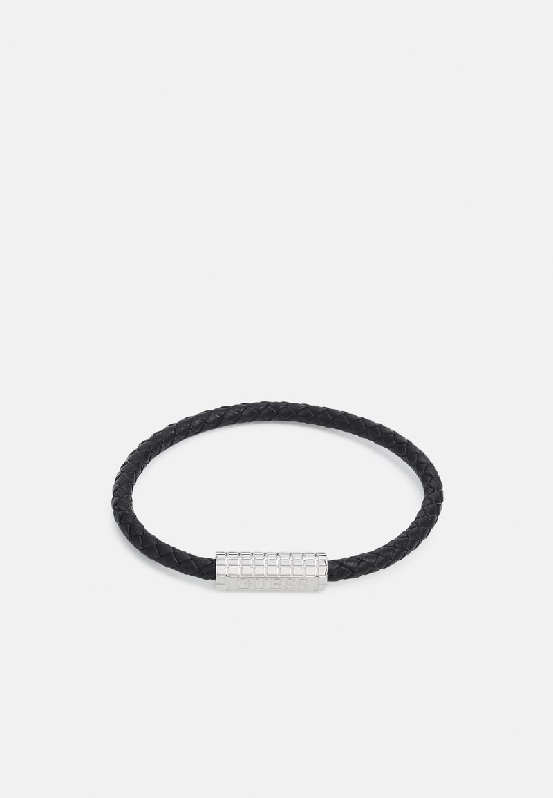 Bracélet en cuir tressé noir avec un fermoir en argent texturé arborant un logo gravé. Forme circulaire avec finition lisse.