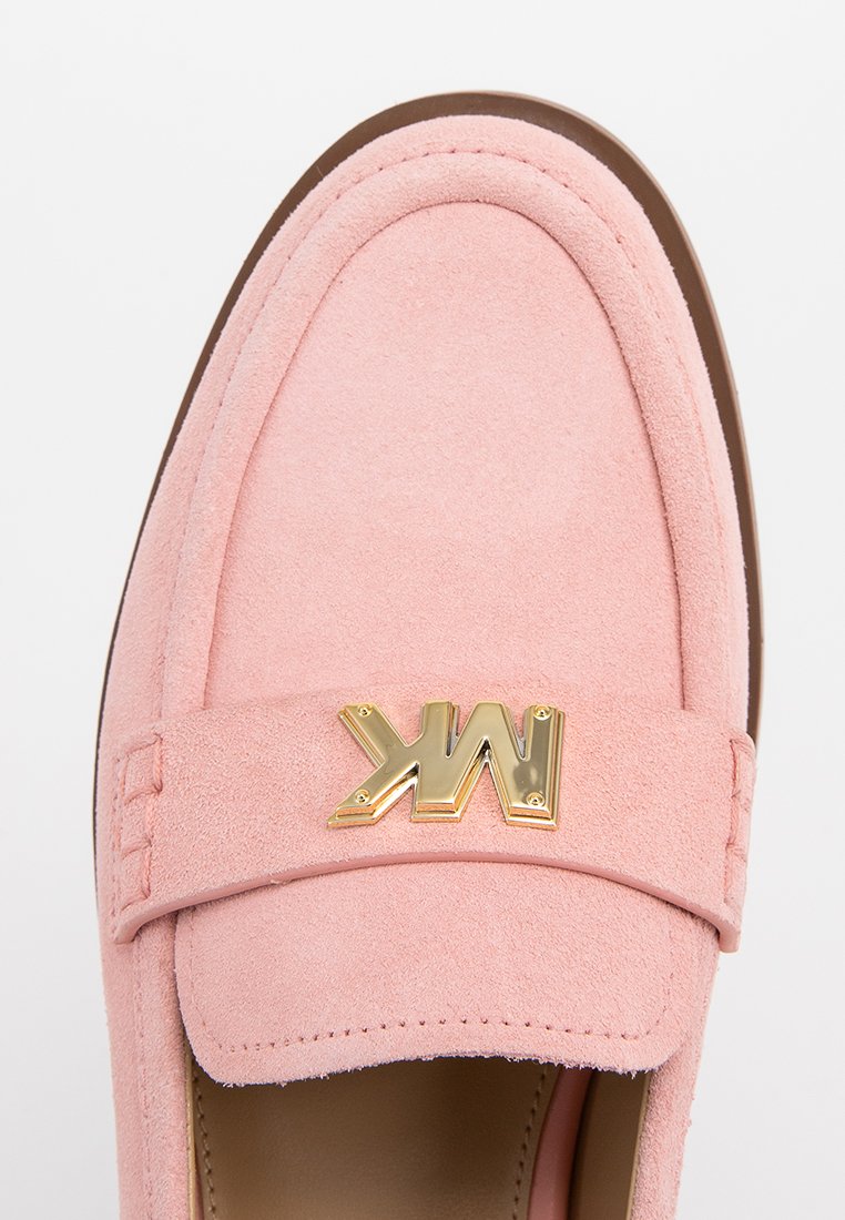 Rosa Wildleder Slipp-on Loafer mit abgerundetem Zehenbereich, goldfarbener Hardware-Akzent mit "MK"-Logo und kontrastierender brauner Sohle. Glatte Textur.