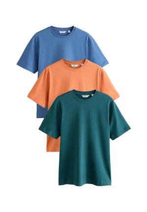 Trois t-shirts à manches courtes en bleu, orange et vert, avec une coupe décontractée et un col rond, fabriqués en coton doux.