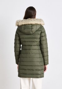 Tommy Jeans ESSENTIAL HOODED  - Kaput ispunjen paperjem - fatigue green