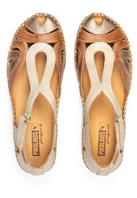 Sandalias de cuero marrón y beige, con punta abierta, detalles de costura y acentos en relieve. Presentan una correa de tobillo segura para mayor soporte.
