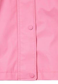 Giacca impermeabile rosa con una texture liscia, caratterizzata da una chiusura a bottoni e cuciture visibili lungo la cucitura. Design semplice e minimalista.