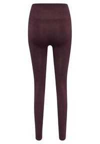 Leggings bordeaux realizzati in materiale elastico e liscio. Design a vita alta con dettaglio a cucitura a V sul retro e senza parti metalliche visibili.