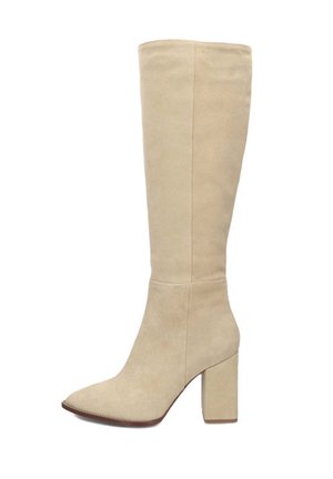 Beige suède laarzen tot aan de knie met een spitse neus en een dikke blokhak.