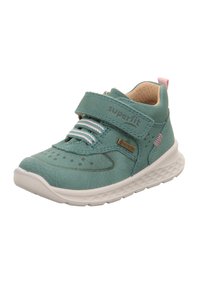 Grüne Leder-Sneaker mit strukturiertem Finish, weißer Sohle, gepolstertem Schaftrand, Vorderseite mit Perforationen und einem Klettverschluss. Mit rosa Akzenten.