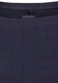 Dunkelblaues T-Shirt mit einem Gittermuster, gerippter Textur und einem Rundhalsausschnitt, mit einem sichtbaren "olsen"-Tag oben.