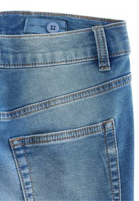 Lichtblauwe denim jeans met een knoopsluiting, vijf-pocket ontwerp, zichtbare stikdetails en een gladde textuur.