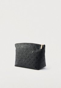 Μαύρο καλλυντικό θήκη με υφή και ανάγλυφο μοτίβο, με χρυσή τσόχα φερμουάρ, τοποθετημένη σε λευκή επιφάνεια.