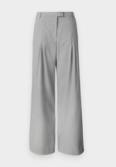 Halli laiad püksid, mis on valmistatud struktureeritud kangast, millel on vertikaalsed triibud, kõrge vöökoht ja volditud esikülg.