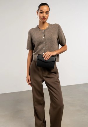 Isabel Bernard, ISABEL BERNARD HONORÉ LINA SCHWARZE CLUTCH MIT ABNEHMBARER SCHULTERKETTE IB21135-001 - Pochette - black