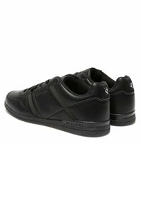 Sneaker nere in pelle con texture liscia, caratterizzate da un design low-top, strisce laterali opache a contrasto e accenti con logo sul tallone.