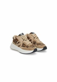Beige sneakers met luipaardprintdetails, gemaakt van suede en mesh, met een witte gestructureerde tussenzool en een zwarte rubberen buitenzool.