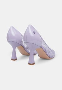 Escarpins en cuir verni lavande avec un design en maille texturée, bouts pointus et talons aiguilles de 8 cm ; présentant un accent unique près du talon.