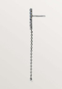 Pendiente de plata con un diseño lineal, que presenta un poste horizontal y una cadena vertical, acentuado con piedras de colores en la sección superior.