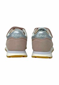 Sneakers in pelle scamosciata rosa con un tallone metallico argento, dettagli bianchi e una suola in gomma gialla. Presentano il marchio "SUN68" sul retro.