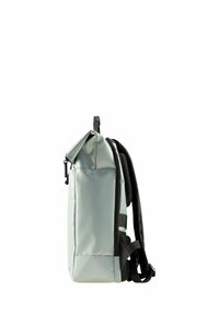 Zaino grigio chiaro con superficie liscia e lucida, zip laterale, spallacci neri regolabili e schienale imbottito per il comfort.