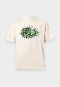 Tricou din bumbac bej, cu un grafic proeminent al unei ochi verzi conturat în negru, însoțit de accente spirale și ondulate. Mâneci scurte, croială relaxată.