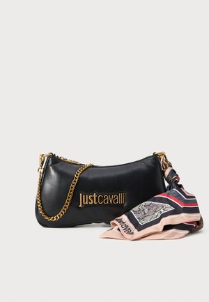 Bolso de mano de cuero negro con una correa de cadena dorada, que presenta un logo y una bufanda de seda con un patrón adjunta en el lado, en colores contrastantes.