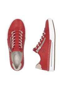 Baskets en cuir rouge avec semelle blanche, présentant un design texturé, des accents cousus et une fermeture éclair latérale fonctionnelle pour un enfilage facile.