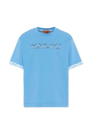 Camiseta azul de manga corta con el texto MISSOMI estampado en el frente y puños interiores con estampado chevron a juego en las mangas y el cuello.