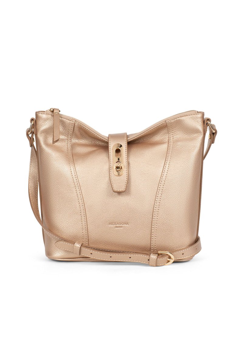 Borsa a tracolla in pelle color oro rosa con texture liscia, chiusura con zip e tracolla staccabile. Presenta un flap unico con un accessorio in metallo a forma di anello.