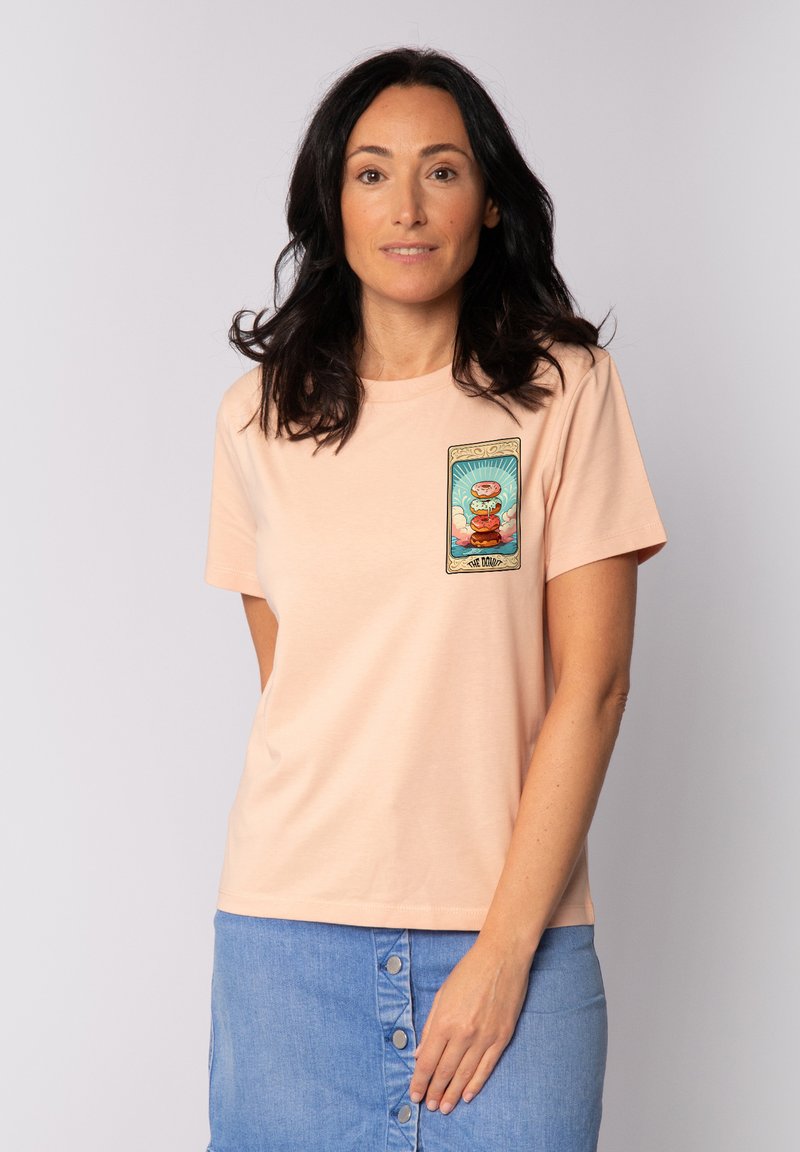 Helles rosa Baumwoll-T-Shirt mit einem bunten Grafikdesign auf der linken Brustseite. Das Shirt hat einen Rundhalsausschnitt und kurze Ärmel.