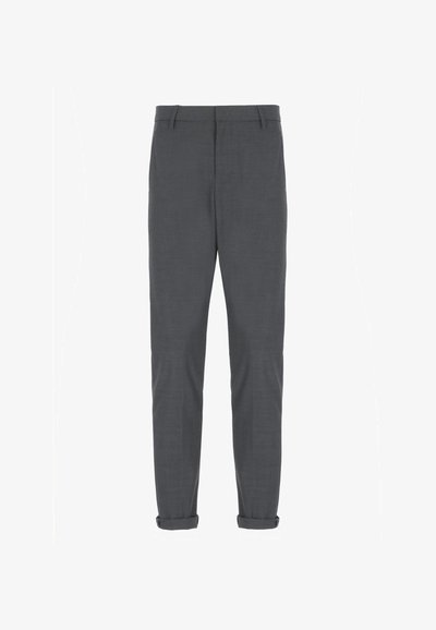 Pantaloni tailored grigio scuro con risvolti, passanti per la cintura e chiusura lampo frontale, esposti su uno sfondo bianco.