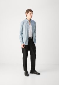 Tommy Jeans SLIM STRETCH OXFORD SHIRT - Ing - deep seawater