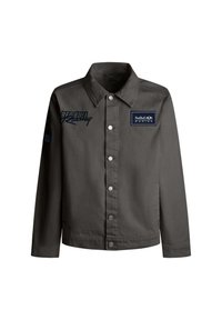 Graue Knopfjacke mit Kragen, auffälligen gestickten Logos auf der Brust und dem Ärmel sowie silbernen Druckknöpfen.