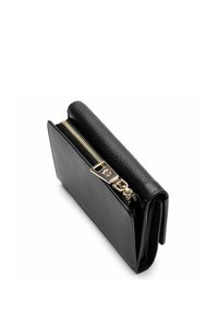 Billetera de cuero negra con un acabado texturizado, que cuenta con un cierre y un clasp dorados. Diseño compacto con una orientación horizontal.