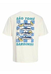 Cremefarbener Baumwoll-T-Shirt mit einem Fisch- und Zitronenmotiv auf einem blauen Schachbrett-Hintergrund. Der Text lautet "SÃO TOMÉ SARDINHA."