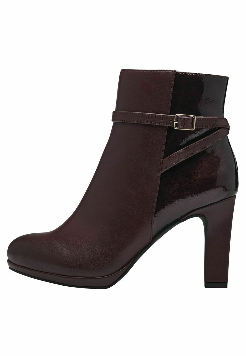 Bottines en cuir marron foncé avec talon carré, bride latérale à boucle et finition brillante sur le talon et les panneaux arrière.