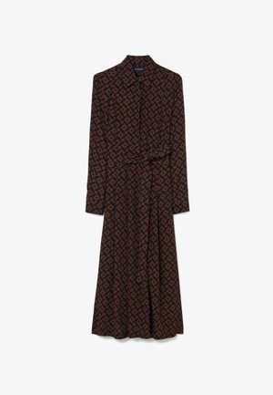 Langsleeve, kraagjurk in donkerbruine stof met een geometrisch patroon in lichter bruin. Inclusief een bijpassende riem en gaat tot halverwege het scheenbeen.