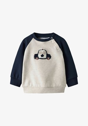 Szara bluza z granatowymi rękawami raglanowymi, z haftowanym wzorem radiowozu na przodzie, szczegółami o fakturze oraz zatrzaskiem przy szyi.