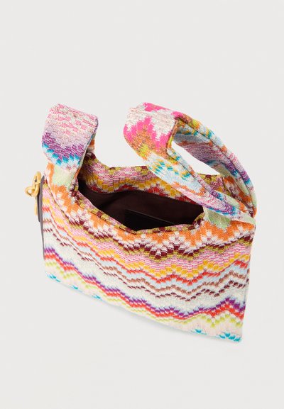 Μικρή υφασμάτινη τσάντα χειρός με πολύχρωμα σχέδια ζιγκ ζαγκ και κοντές λαβές, ανοιχτό πάνω μέρος που αποκαλύπτει εσωτερική επένδυση σε σκουρό χρώμα.