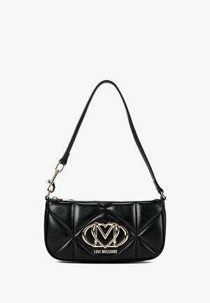 Bolso de hombro acolchado negro con placa con el logo Love Moschino en tono dorado y una sola correa con cierre de hardware dorado.
