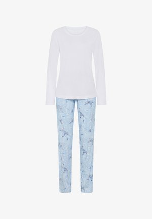 Weißes Langarmshirt kombiniert mit hellblauen Pyjamahosen mit weißem und marineblauem Leoparden- und Blattmuster.