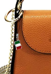 Oranje gestructureerde leren handtas met een gouden schouderband en een klein Italiaans vlaggetje charm dat als detail is bevestigd.