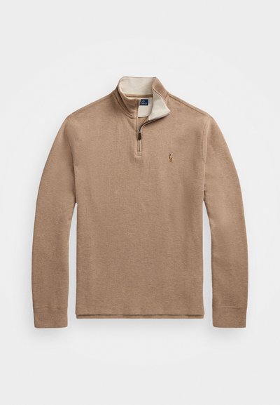 Bežový pulóver s dizajnom na štvrtinový zips, s vnútorným golierom vo svetlo krémovej farbe, rebrovanými manžetami a malým logom na hrudi.