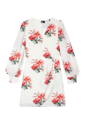 Biała długa sukienka kopertowa z czerwono-różowym kwiatowym nadrukiem, dekoltem w kształcie litery V, marszczonymi mankietami i ozdobnymi guzikami po boku.