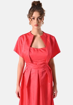 Abito in satin corallo con maniche corte e scollatura quadrata, caratterizzato da gonna plissettata e cuciture sottili lungo il busto. Texture morbida.