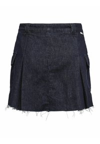 Mörkblå denimkjol med figursydd midja, fickor på sidorna, plisserad design och fransdetalj vid kanten.