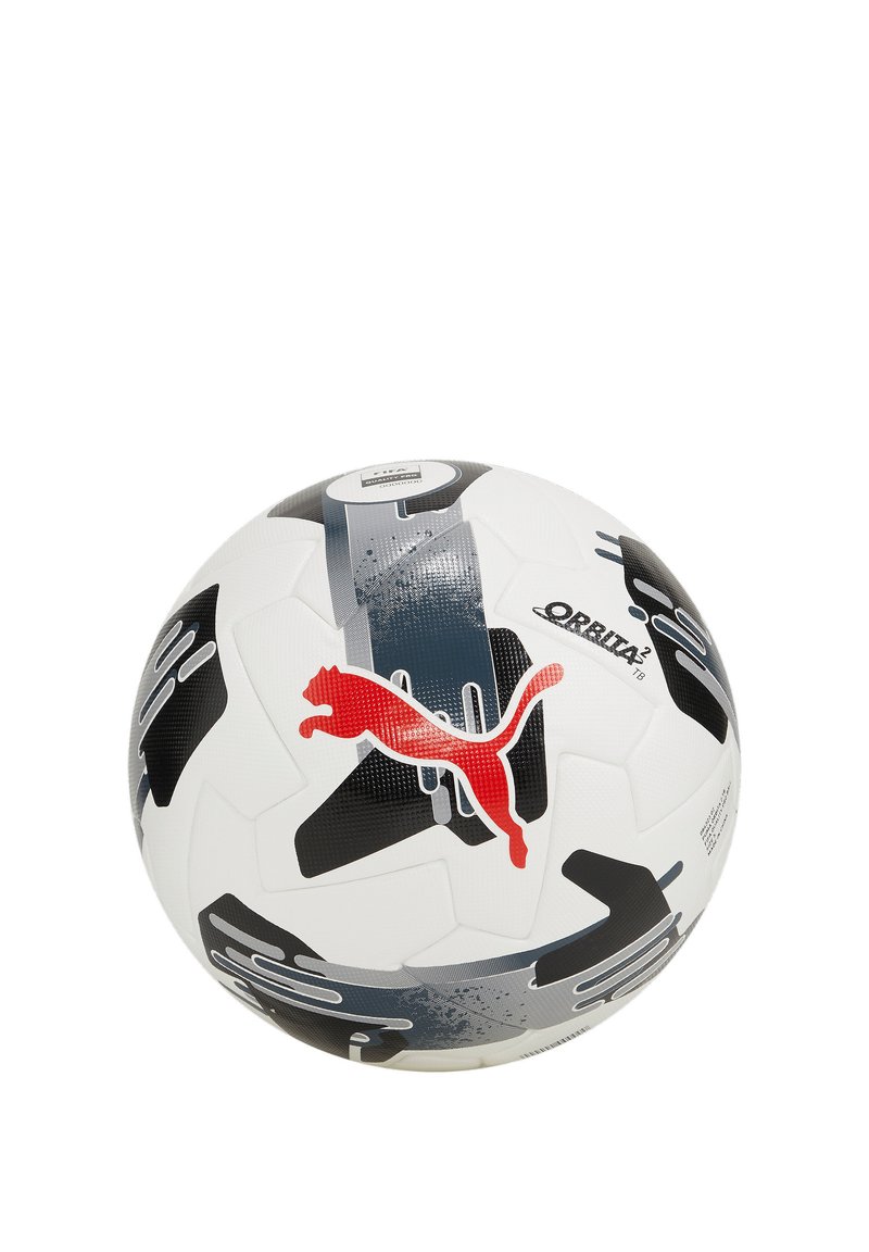 Palla da calcio Puma con una superficie bianca decorata da disegni geometrici neri e grigi e un prominente logo Puma rosso. Pannelli esagonali texturizzati.